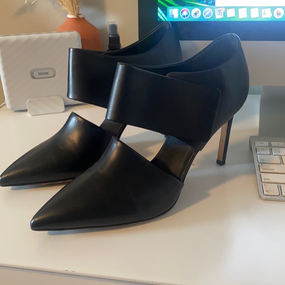 ❌SOLD❌Vince Capri Black Leather Point-Toe Heel (10) - Picture 8 of 9